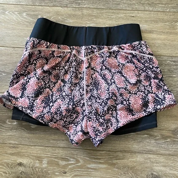 Colorful Fabletics shorts size medium and used quite a bit but in great shape - Picture 4 of 5